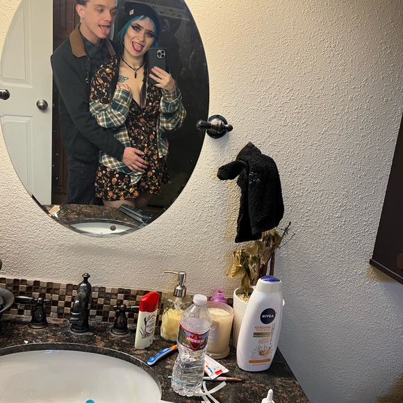 Hello darlings and welcome to my closet. - Picture 4 of 6